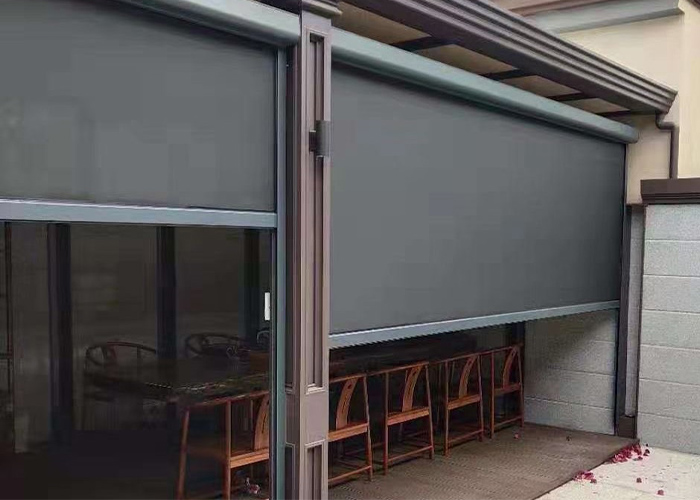 陽臺電動防風(fēng)卷簾案例